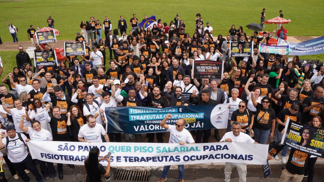 Fisioterapeutas e terapeutas ocupacionais durante mobilização pelo piso salarial em frente ao Congresso Nacional