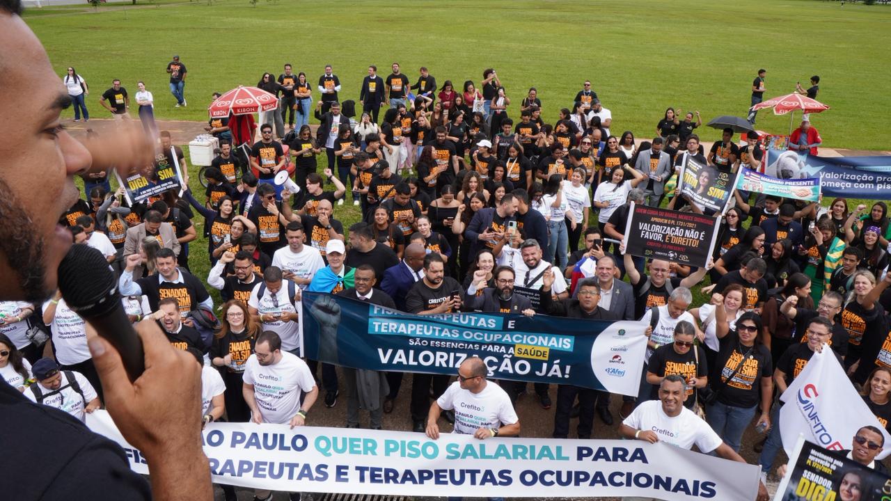 Fisioterapeutas e terapeutas ocupacionais durante mobilização pelo piso salarial em frente ao Congresso Nacional