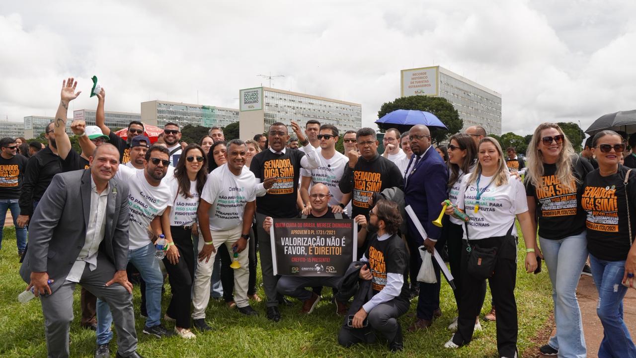 Fisioterapeutas e terapeutas ocupacionais durante mobilização pelo piso salarial em frente ao Congresso Nacional