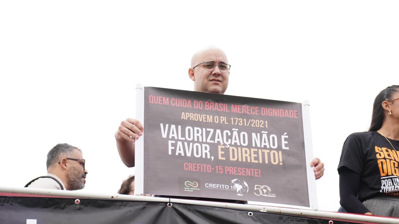 Fisioterapeutas e terapeutas ocupacionais durante mobilização pelo piso salarial em frente ao Congresso Nacional